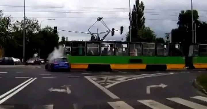 Passa con il rosso e sbatte contro il tram