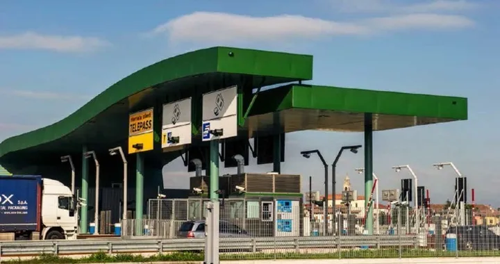 Scende al casello e l'auto riparte da sola: panico in autostrada