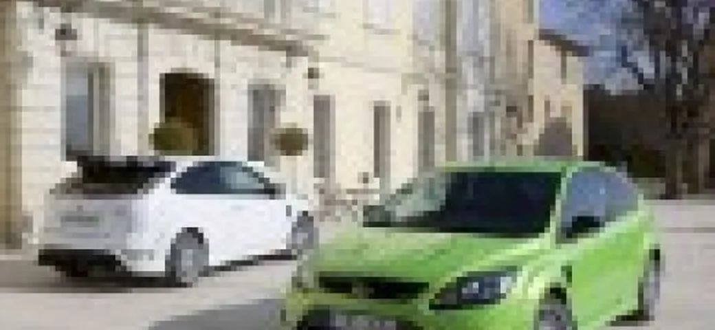 Video: Ford Focus RS contro Renault Megane R26R in pista