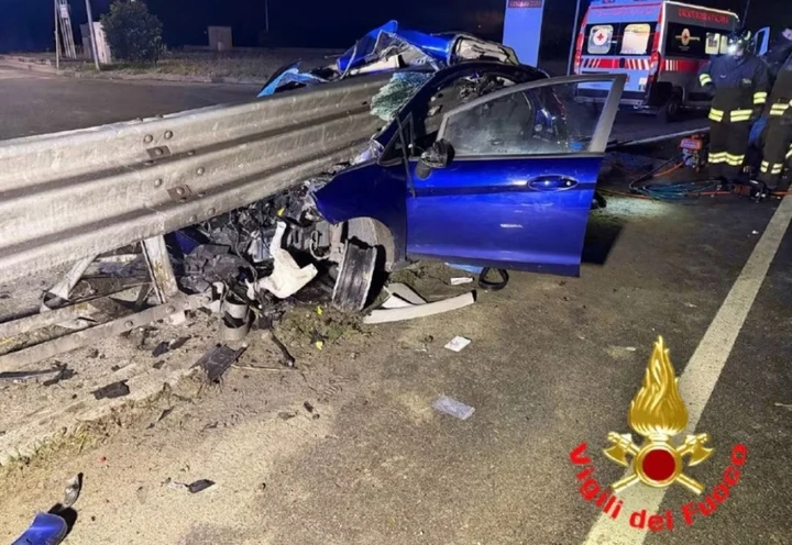 Auto divisa a metà dal guardrail, ma il conducente ne esce illeso