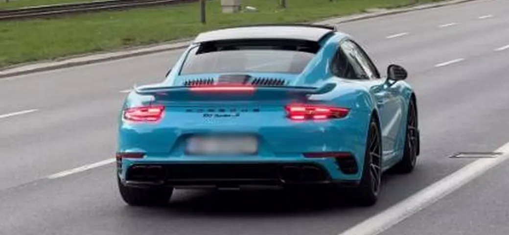 Con la Porsche 911 Turbo vuole partire a razzo, ma scatta come una formica | Video