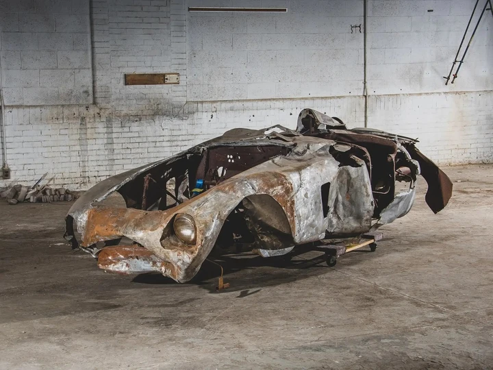 Ferrari 500 Mondial del 1954 ridotta ad una carcassa in vendita all'asta per circa 2 milioni