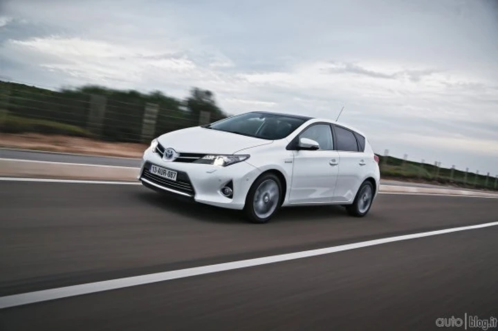 Toyota Auris Hybrid: assemblaggio in diretta Twitter