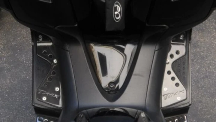 Nuovi accessori in carbonio da EFC per Yamaha TMax 2008/09