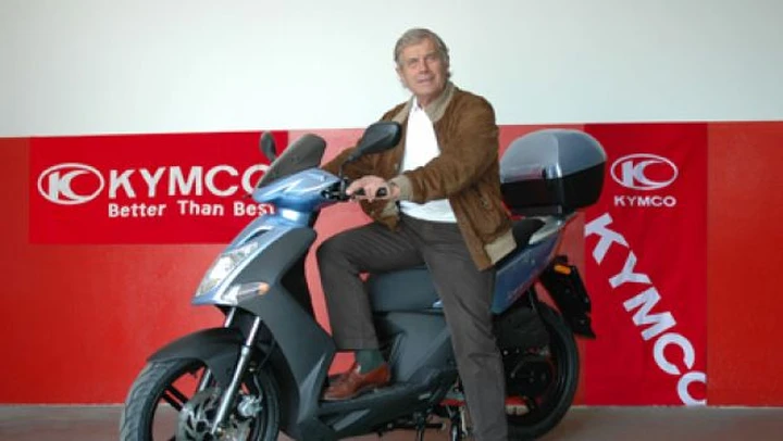 KYMCO consegna un Agility R16 a Giacomo Agostini