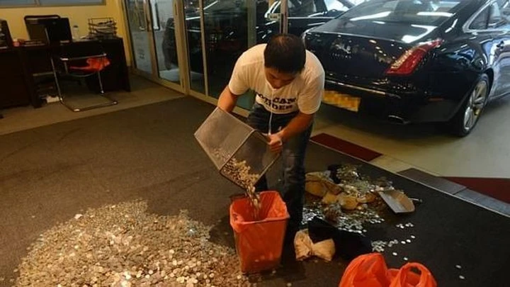 Va al concessionario di lusso e paga 19.000 dollari in monetine