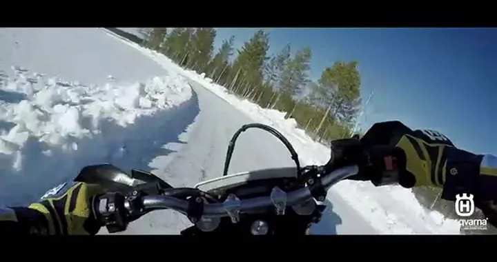 Husqvarna 701 Supermoto 2016 on board sul ghiaccio