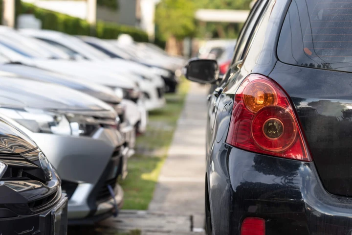 Quanti stipendi ci vogliono in Italia per acquistare un'auto usata