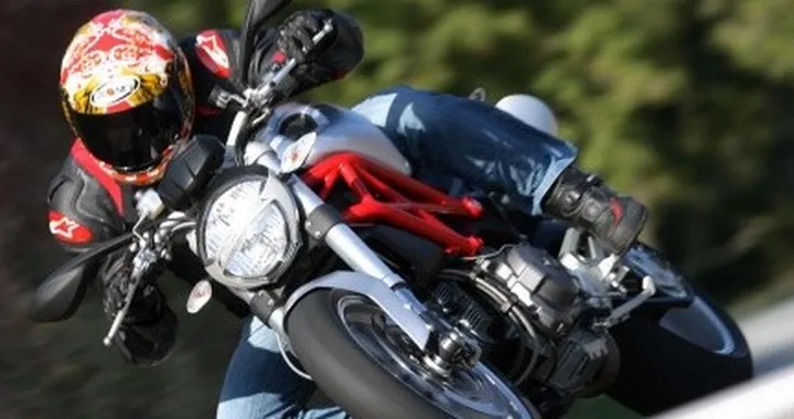 Tor Sagen prova il Monster 1100