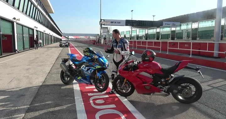 Ducati V4S  Vs Suzuki GSX-R 1000R