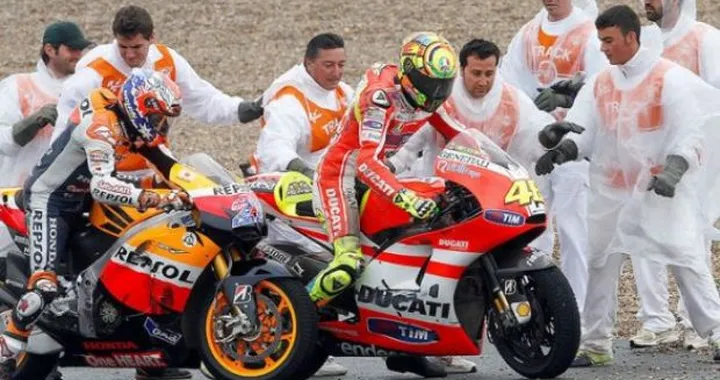 Casey Stoner: "Rossi e Burgess farebbero meglio a stare zitti". Valentino Rossi: "non ha mai accettato la sconfitta di Laguna Seca"