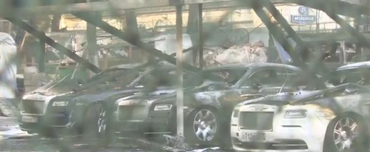 A Mosca vanno a fuoco 12 supercar [VIDEO]