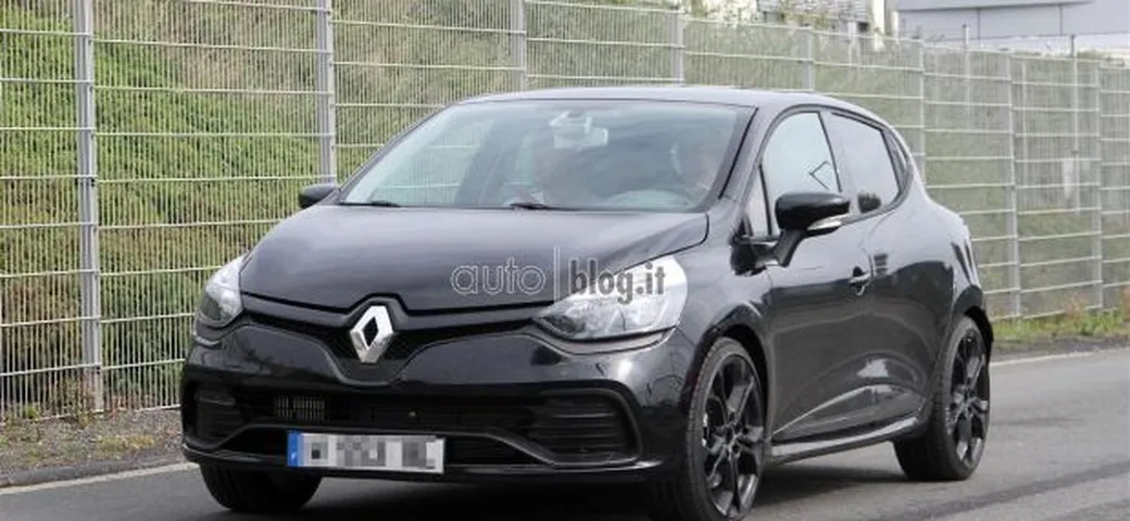 Renault Clio RS: foto spia senza camuffature