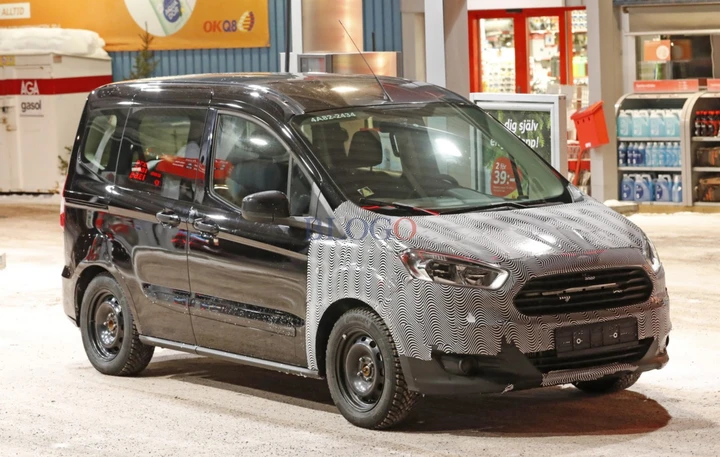 Ford Tourneo Courier: foto spia del facelift