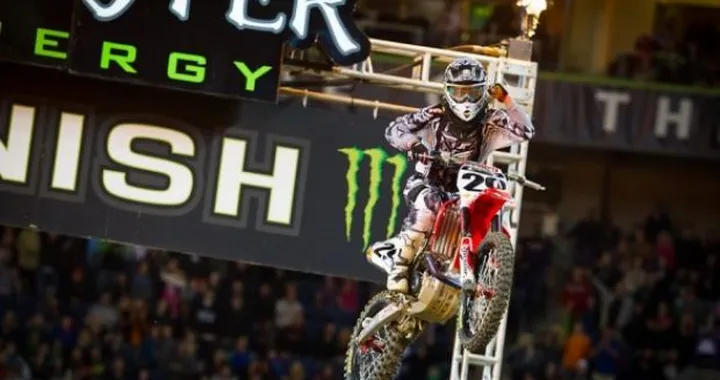 15 ° Round AMA/FIM Supercross Series 2012: Short vince il primo Main Event della sua carriera a Seattle.