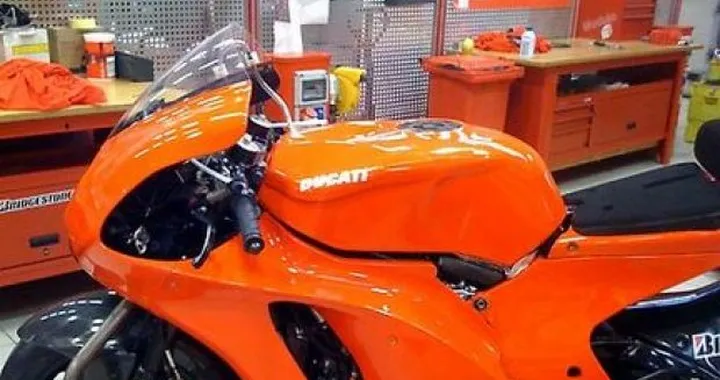Nicky Hayden "scopre" la Ducati Desmosedici GP10