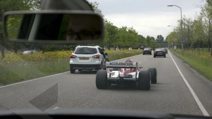 Jos Verstappen guida una monoposto nel traffico