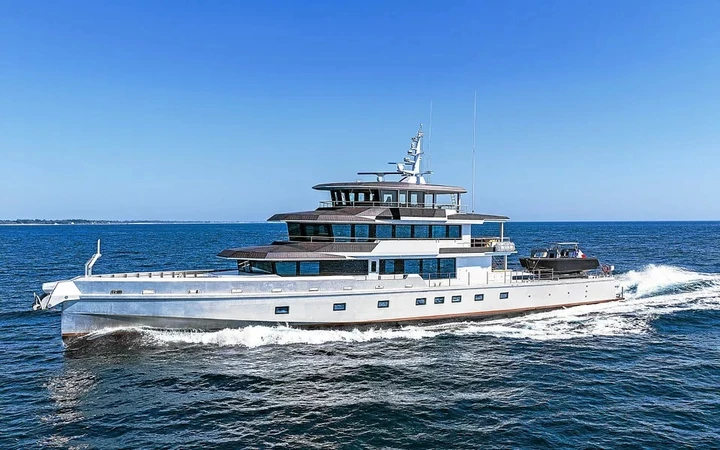 Canoa, il nuovo yacht ibrido da 50 metri per girare il mondo
