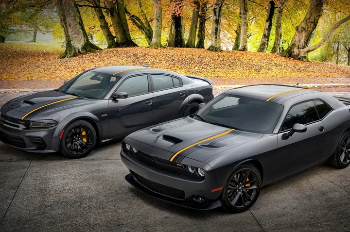 I pacchetti HEMI Orange e SRT Black per le Charger e Challenger 2022