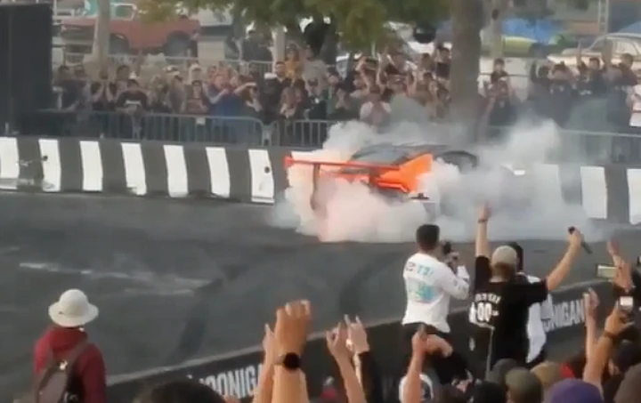 Lamborghini Huracán torturata contro un muro tra le fiamme [Video]