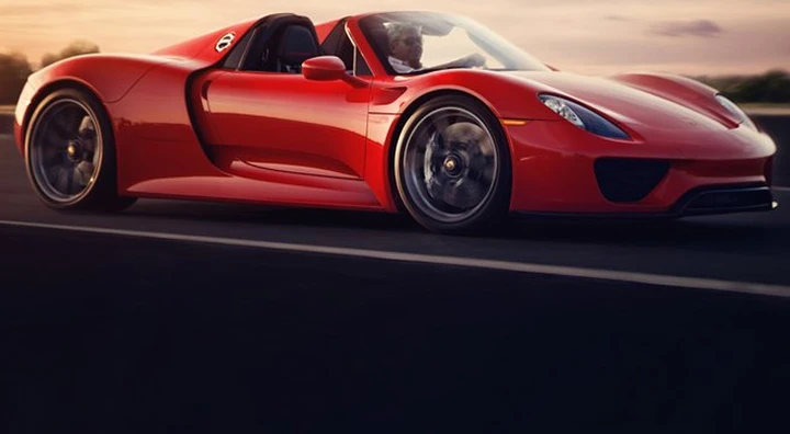La Porsche 918 Spyder si tinge di rosso