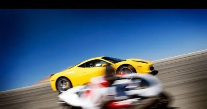 Video Ferrari 458 Italia Vs Ducati 1198S