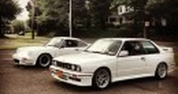 Una BMW M3 e30 sfida una Porsche 911 del 1974