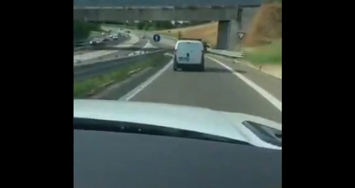 Pavia: il furgone rubato da minorenni si schianta in tangenziale [Video]