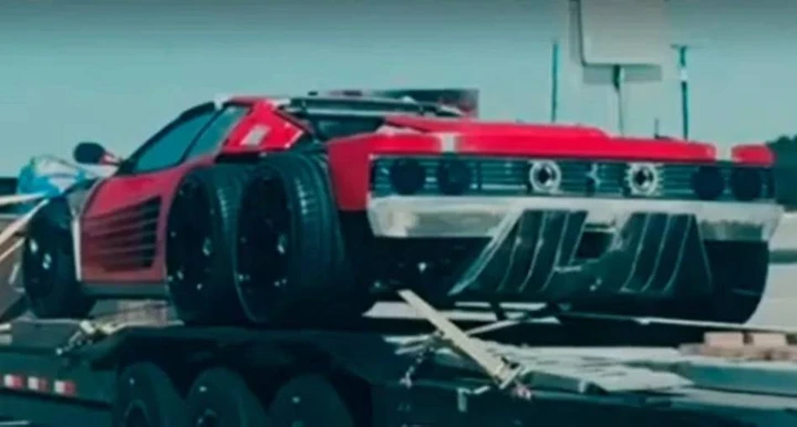Ferrari Testarossa a 6 ruote: una trasformazione blasfema | Video
