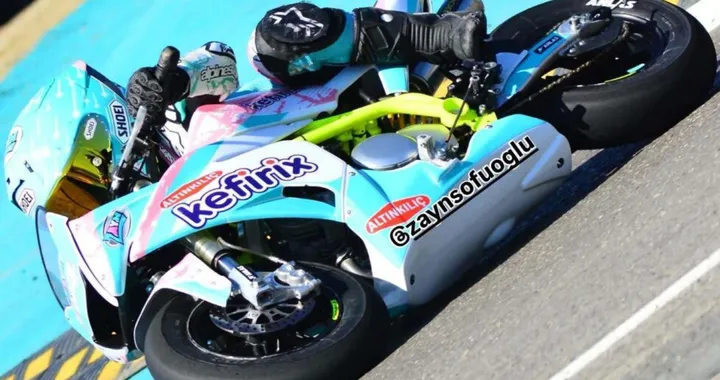 Zayn Sofuoglu stupisce ancora: piega estrema sulla BMW M 1000 RR