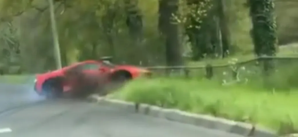 Accelera e distrugge una nuovissima Ferrari 488 Pista [Video]