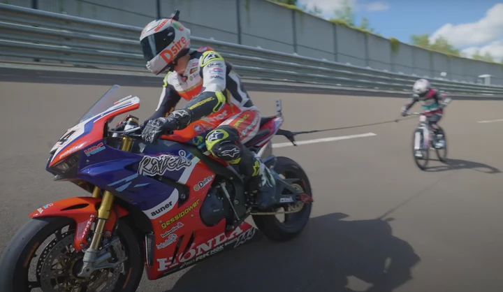 In bici a 272 km/h trainato da una moto: ecco il video del record