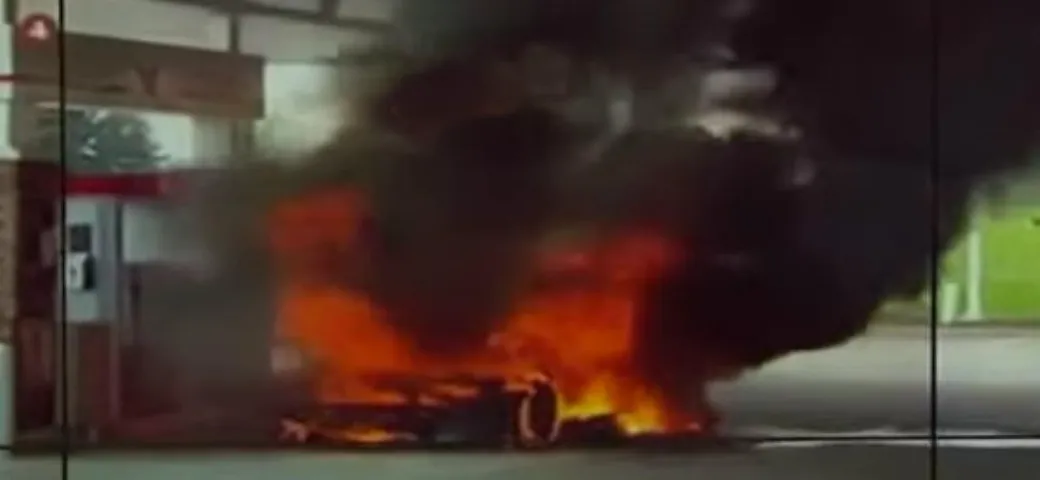 Una McLaren 765LT nuova si incendia dal benzinaio [Video]