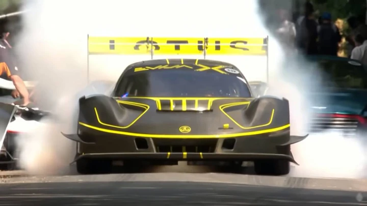 Lotus Evija X: partenza col botto a Goodwood, ecco il video del crash