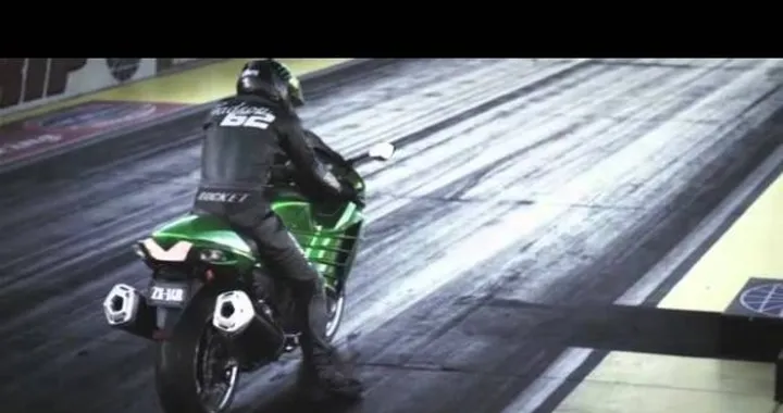 Kawasaki ZZR1400 2012 vs Suzuki Hayabusa /video