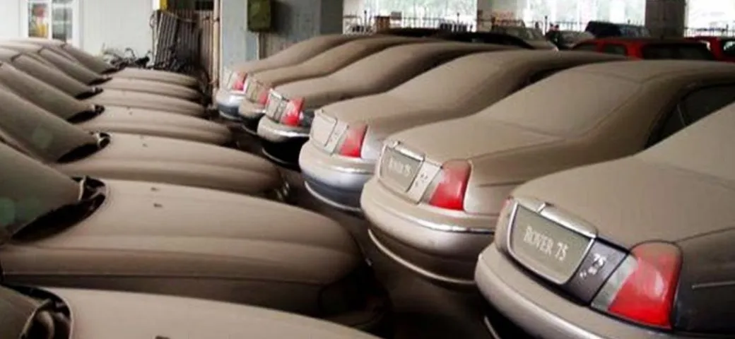 Il cimitero di vecchie auto inglesi abbandonate, scoperto in Cina
