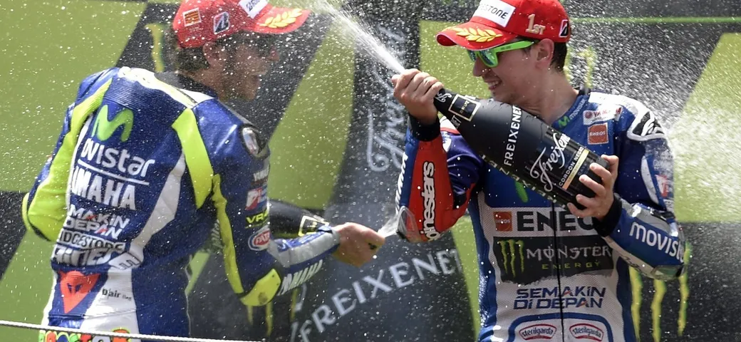 MotoGP Montmelò, dominio Yamaha con Lorenzo e Rossi. Marquez ko