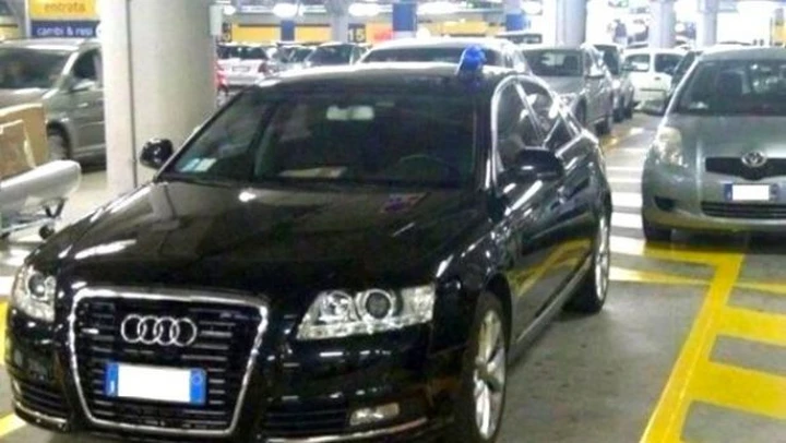L'auto blu e gli abusivi dei posti riservati ai disabili