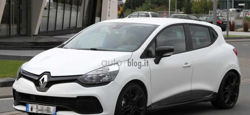 Renault Clio RS, nuove foto spia della hot hatch