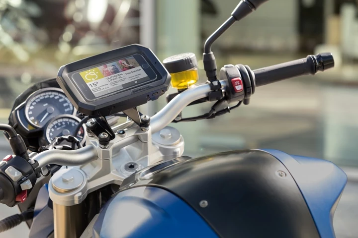 BMW Smartphone Cradle: il telefono a portata di manubrio