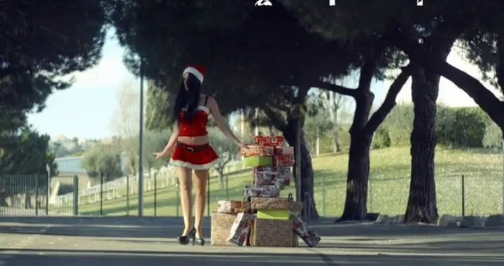 Babbo Natale consegna i regali a suon di drift