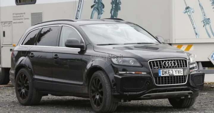 Bentley Suv: foto spia mascherata da Audi Q7