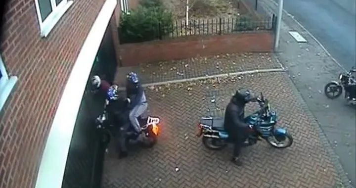 Furto di una moto in 60 secondi [video]