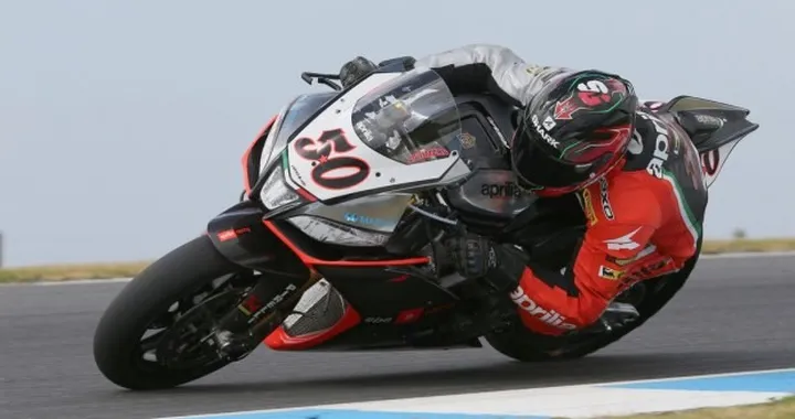SBK Phillip Island, “bandiera rossa” per il ko della Suzuki di Laverty. Guintoli (Aprilia) vince gara 2 e guida la classifica iridata