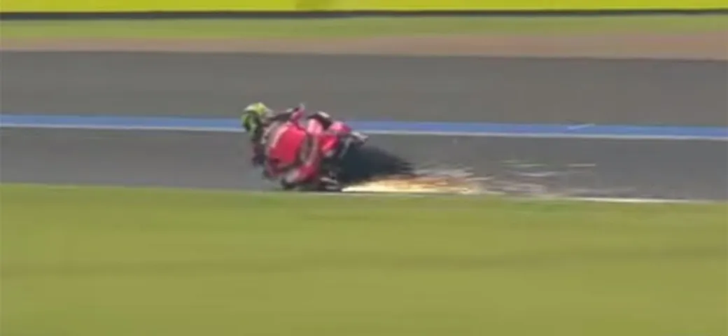 Troy Bayliss: pieghe e scintille per salutare i tifosi [Video]