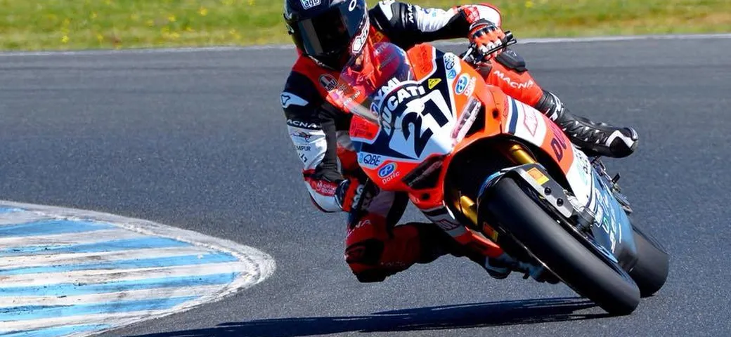 Sbk, a 50 anni Troy Bayliss svetta nei test dell’ASBK. Nel mondiale la “musica” è diversa