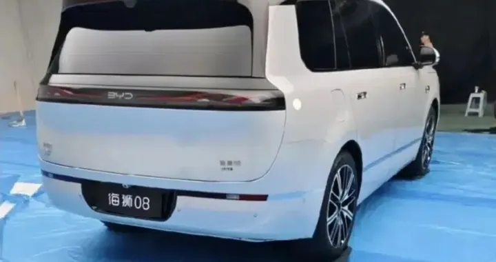 BYD amplia la gamma Ocean con Sealion 08: SUV premium da 7 posti