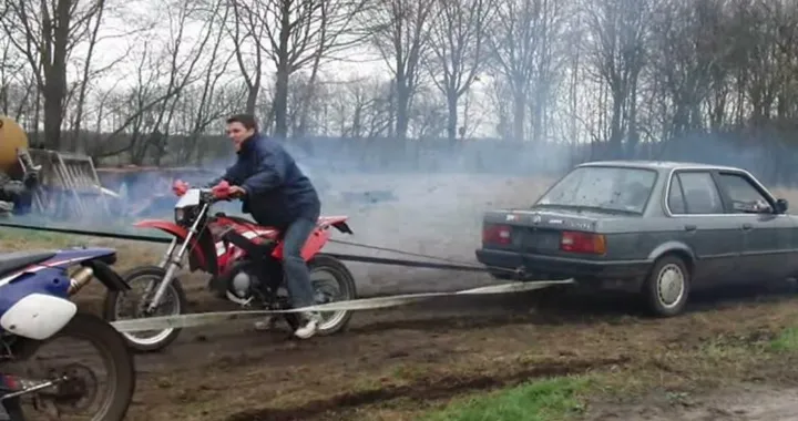 Tiro alla fune tra auto e moto [Video]