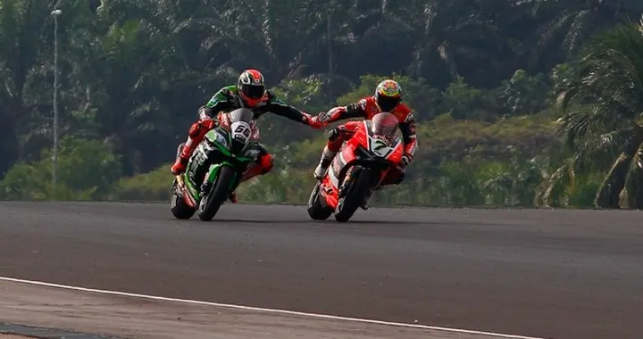 SBK Sepang, Gara 1: doppietta Kawasaki, Davies terzo