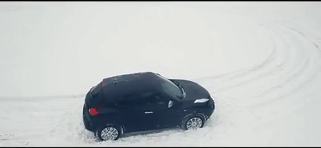 Nissan Juke: gli auguri di natale sulla neve